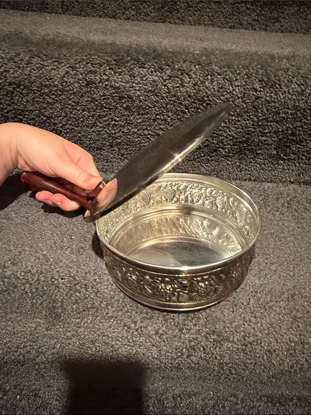 Vintage El De Uberti Italy Silverplate Ornate Silent Butler pan wooden handle - Picture 4 of 9